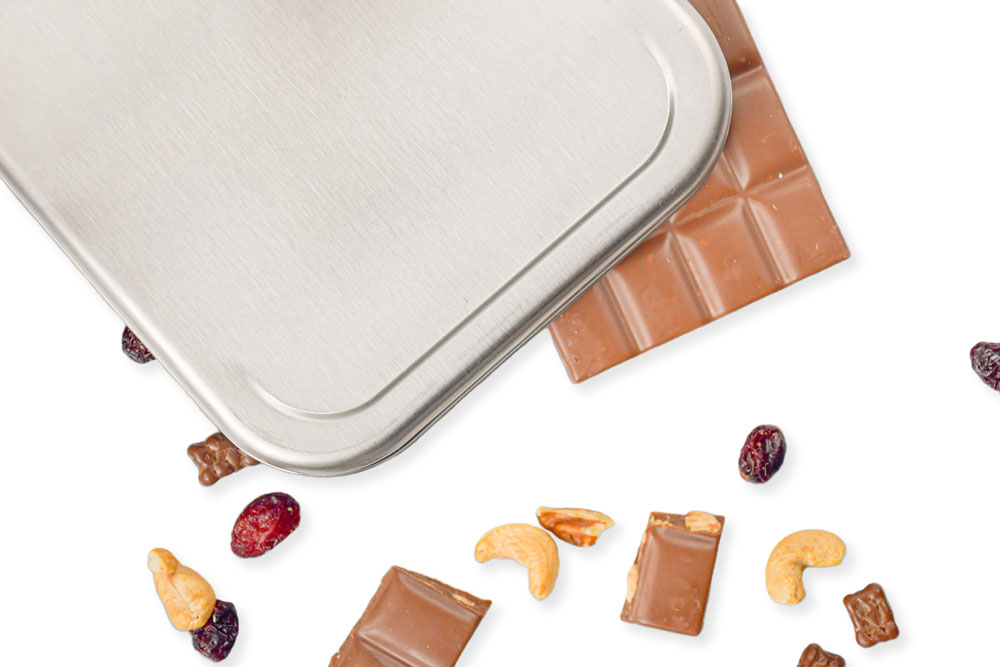Nahansicht Edelstahldeckel mit Schokolade, Nüssen und getrockneten Früchten – Ersatzdeckel für Lunchbox.