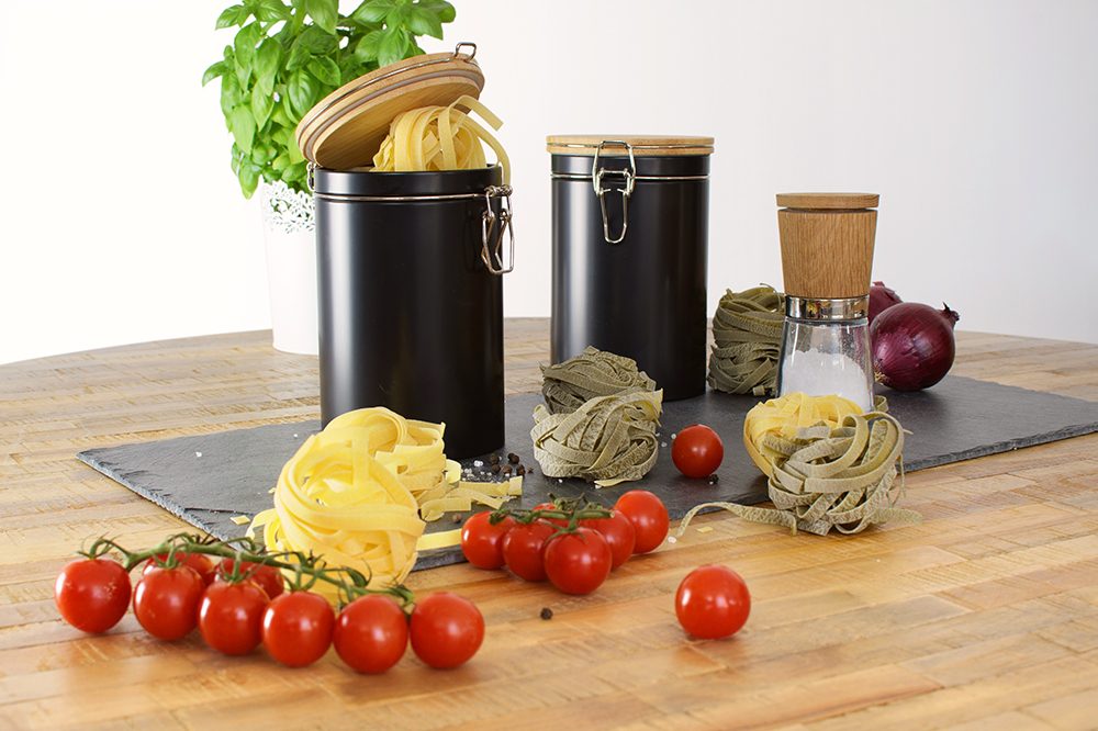 Schwarze Vorratsdose mit Bambusdeckel aus Metall