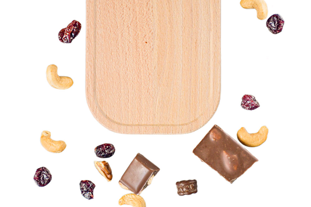 Buchendeckel für Lunchbox, dekorativ platziert mit Schokolade, Nüssen und Trockenfrüchten – Ersatzteil.