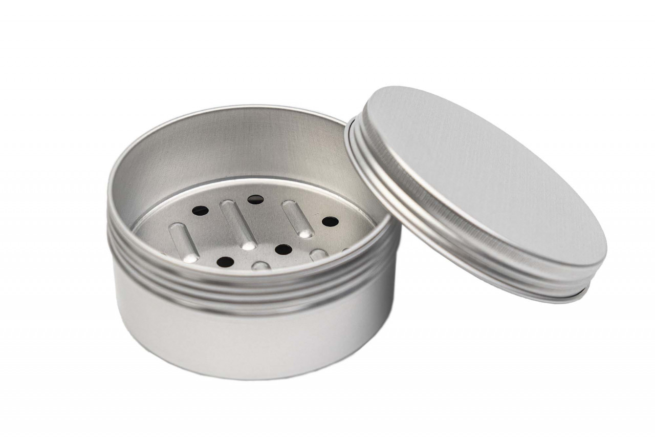 Geöffnete große runde Seifendose aus Aluminium mit Abtropfgitter und Schraubdeckel