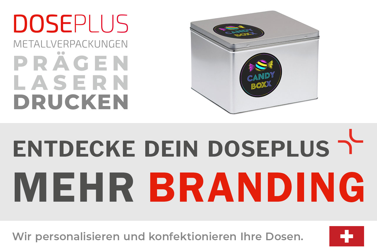 Doseplus silberne quadratische Metalldose mit farbigem Aufkleber „CANDY BOXX“ und Bonbon-Logo auf Deckel und Front. Text: „Metallverpackungen prägen, lasern, drucken – Entdecke dein Doseplus, mehr Branding“.